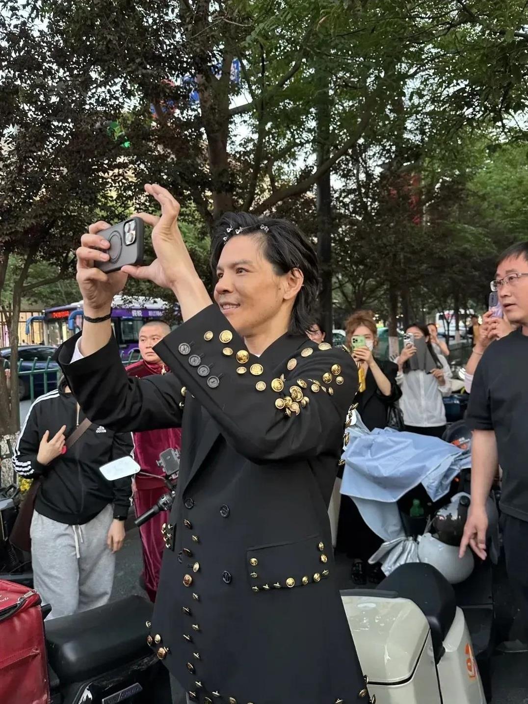 40岁的向佐在杭州街头被偶遇！他头上别着好几个小发夹，这穿搭风格属实有点迷。
近