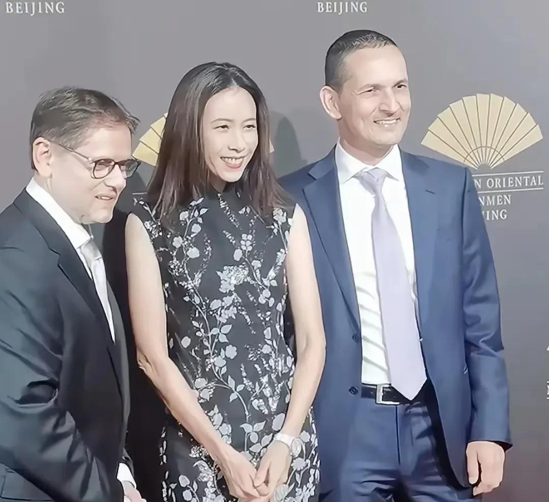 55岁的莫文蔚，和他她外国老公好甜蜜啊，被这对夫妻秀了一脸！
近日，莫文蔚开了演