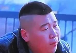 邻居老太太来我家，说了一件奇怪的事:
她自己一个人住这套房子，她怀疑被人盯上了