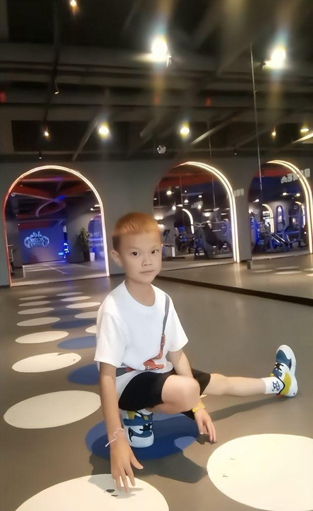 林丹的儿子自己选择了网球？我不相信。
羽毛球天皇巨星林丹的儿子，竟然选择了上西班