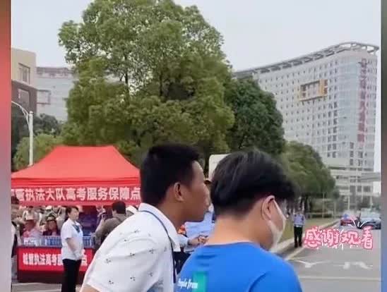 离考试还有17分钟，一考生发现走错考场了，每年都有这样的事情发生。
评论区有个