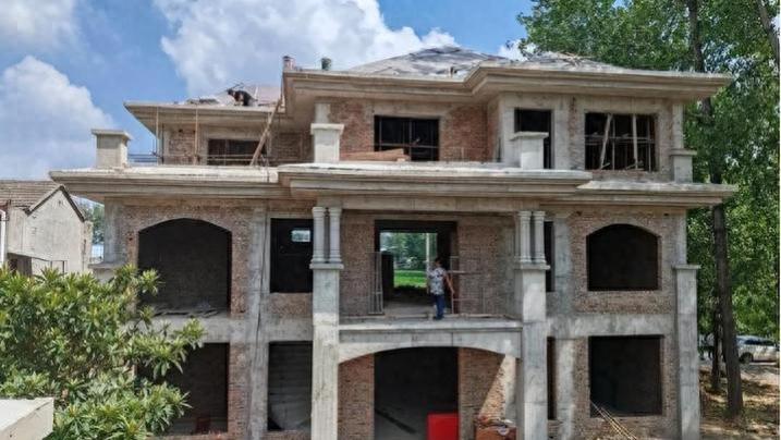 农村怪象，挣了钱盖房，盖好房再去挣钱，房子盖好了却空在那里