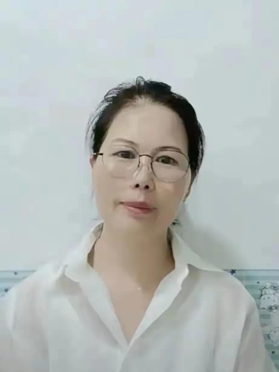 真是人怕出名猪怕壮
小杨阿姨也是实诚人
汪小菲在湾湾家里直播
说一个孩子病了发烧