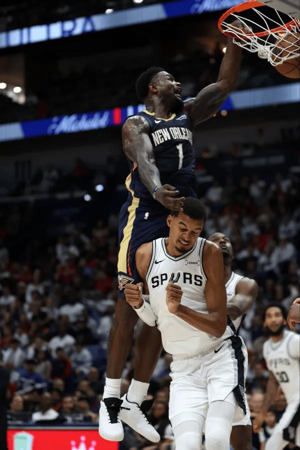 世界名画！美媒晒蔡恩隔扣文班照片：把它放在卢浮宫！

10月26日讯 昨日NBA