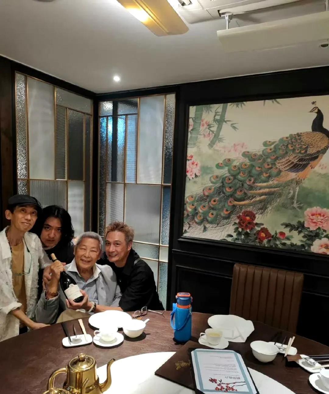 吴镇宇与周慧敏等友人聚餐，费曼揭秘不为人知的父子关系
6月24日晚，费曼在社交媒