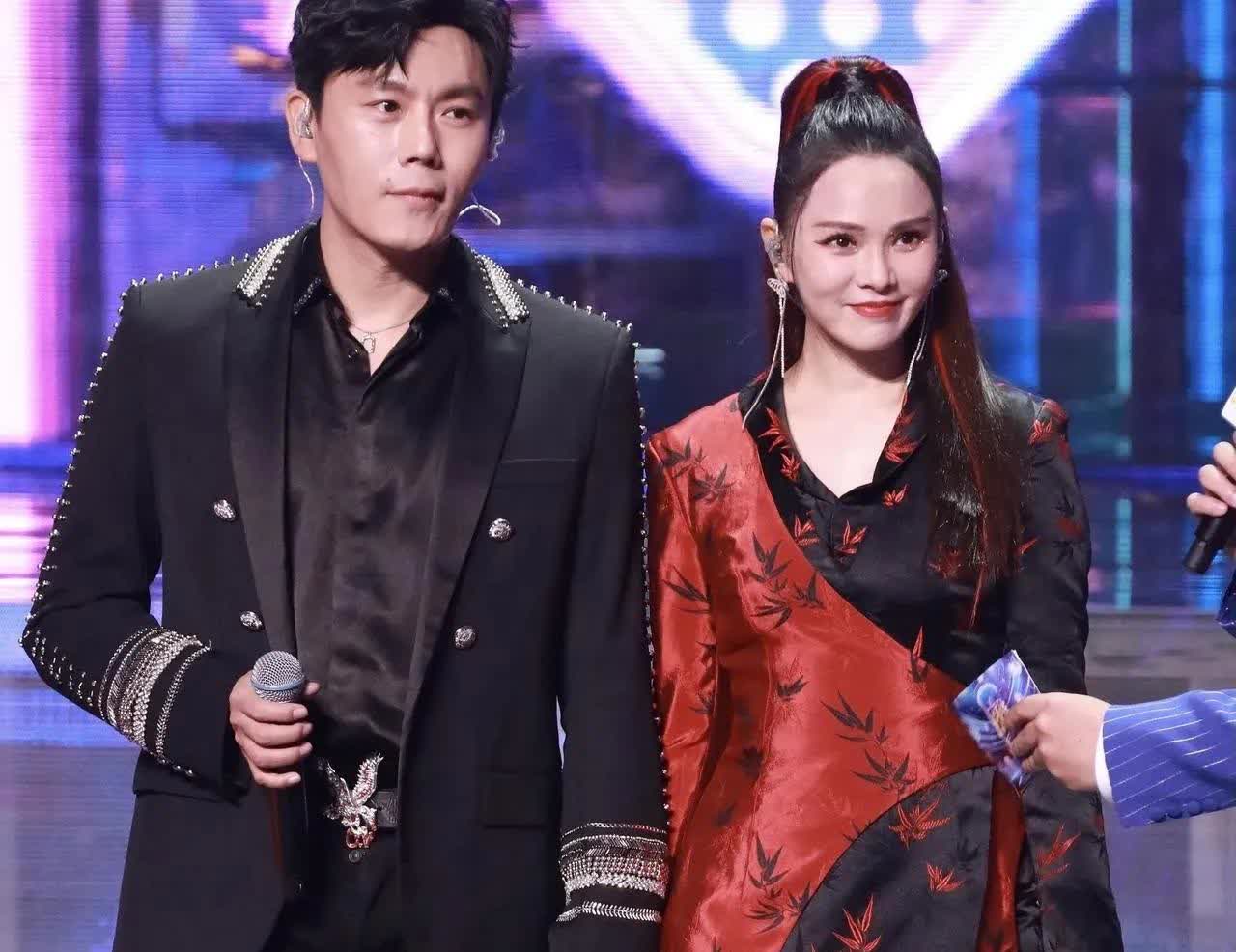 秦昊啊秦昊
你吃的也太好了，
真的想不到，伊能静为了你脱衣服都自己偷偷的脱！