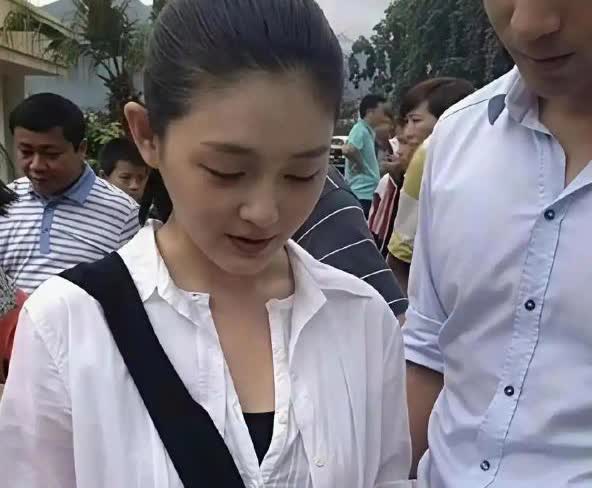 小玥儿长得非常像妈妈大 S，简直就是妈妈的翻版。 
 
不过得说下，大 S 