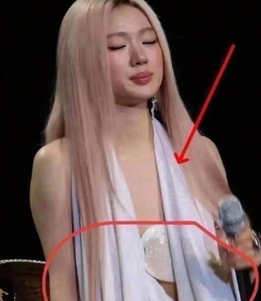 单依纯在上海举办的演唱会又引发了热议，原因其实很 straightforward