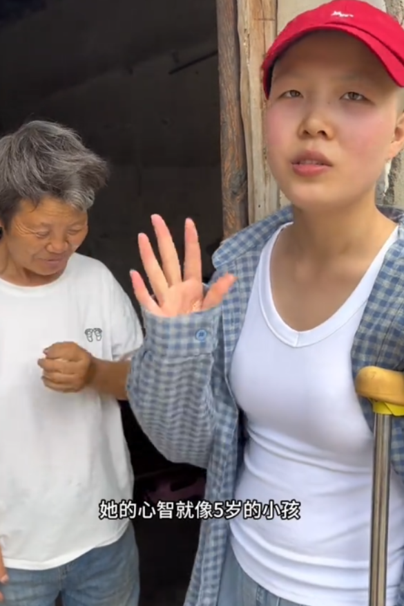 “先生大义！”安徽，一瘸腿残疾女孩卖黄瓜，好心网红提出500元买下全部却被拒绝，