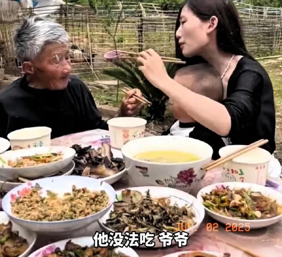 年迈的爷爷，用自己的筷子，喂孙子吃饭，引发争议！孙媳妇再三拒绝，说孩子没法吃，没