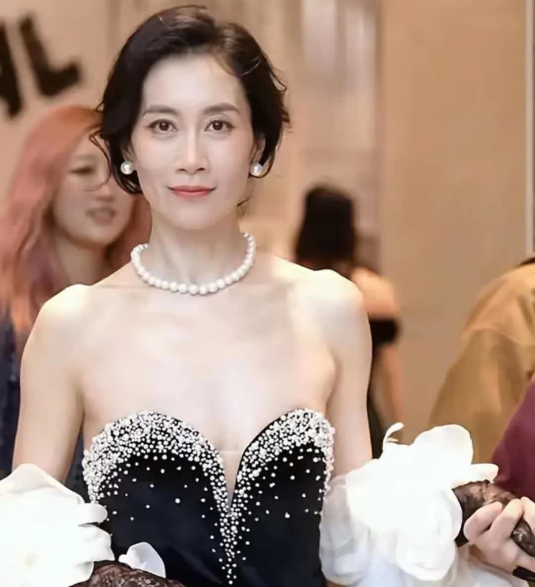 都瘦变形了，还在立吃货人设。

演员温峥嵘说自己吃东西特别香，一顿可以吃两份