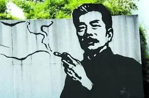 投诉鲁迅抽烟和投诉壶口驴鞭的是不是同一个女士？
没想到没想到，绍兴鲁迅故居墙画又