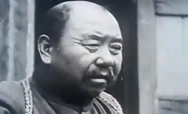 1942年，赵尚志牺牲后，脸朝下趴在雪地上。一个汉奸踢他的脑袋，谢文东见状大怒，