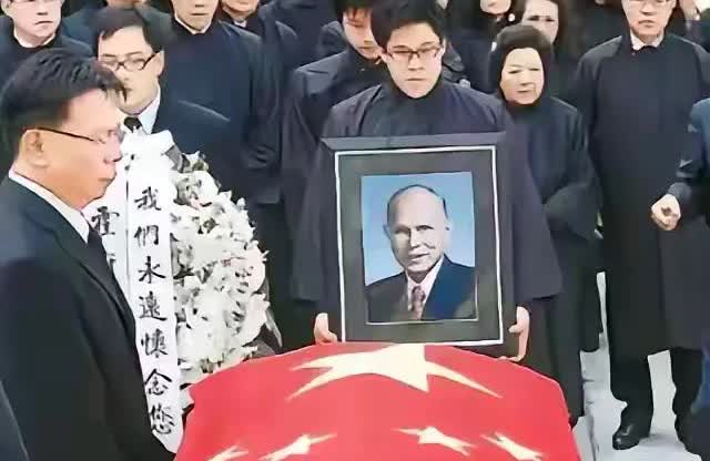 都说长子是家族门面，可霍英东葬礼上，捧遗像的不是长子霍震霆，而是长孙霍启刚 。在