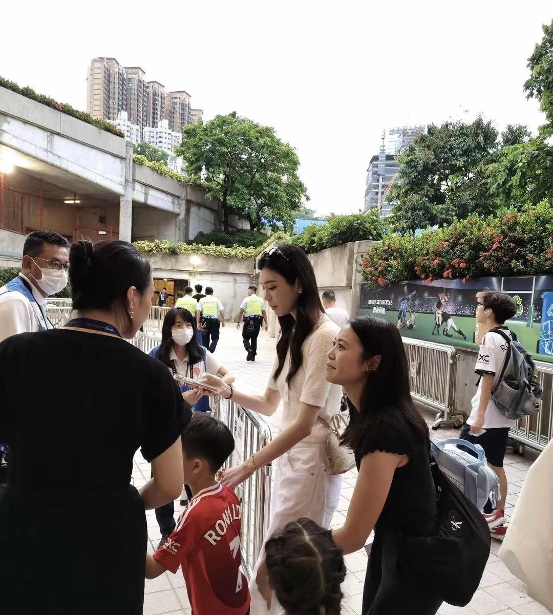 8月19日，奚梦瑶携5岁儿子何广燊现身香港大球场，观看C罗领衔的沙特超级杯赛事。