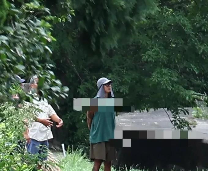 具俊烨领着朋友来大S墓地，绝对是来跟着具俊烨蹭流量的。在看那具俊烨的遮阳帽，你们