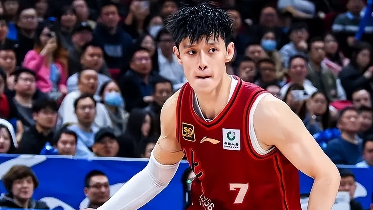 朱俊龙突破上篮 雷蒙顶腰撞飞他 要废掉中国男篮首发锋线
