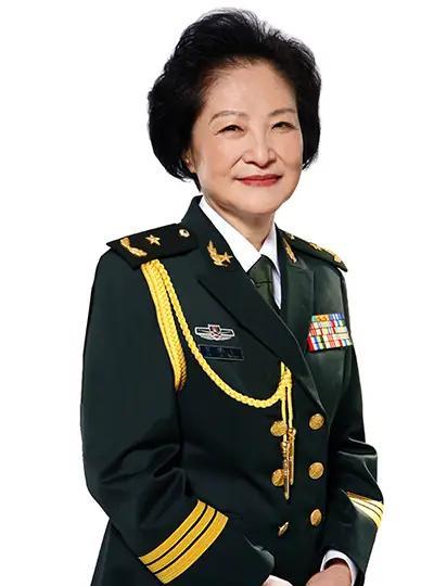 1936年，贺龙抱着刚满三个月的女儿贺捷生，骑马在枪林弹雨中突围，战斗激烈，孩子