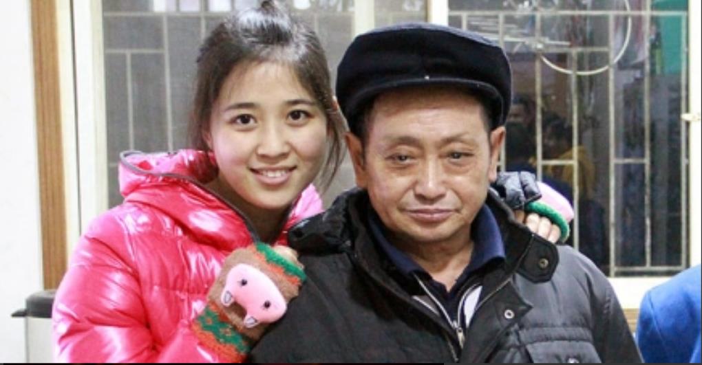 1990年，重庆一光棍捡到个被遗弃的女婴，他急忙将女婴抱了回家，含辛茹苦的养大，