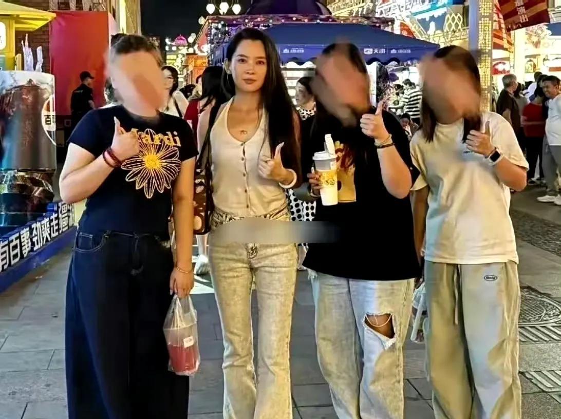 网友在新疆偶遇森林北，身穿简约服饰却难掩出众气质，身材纤细高挑，本人又瘦又美，气