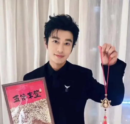 黄晓明，太了不起了！

5月12日晚上，许久未见的黄晓明突然冲上了热搜，原因让人