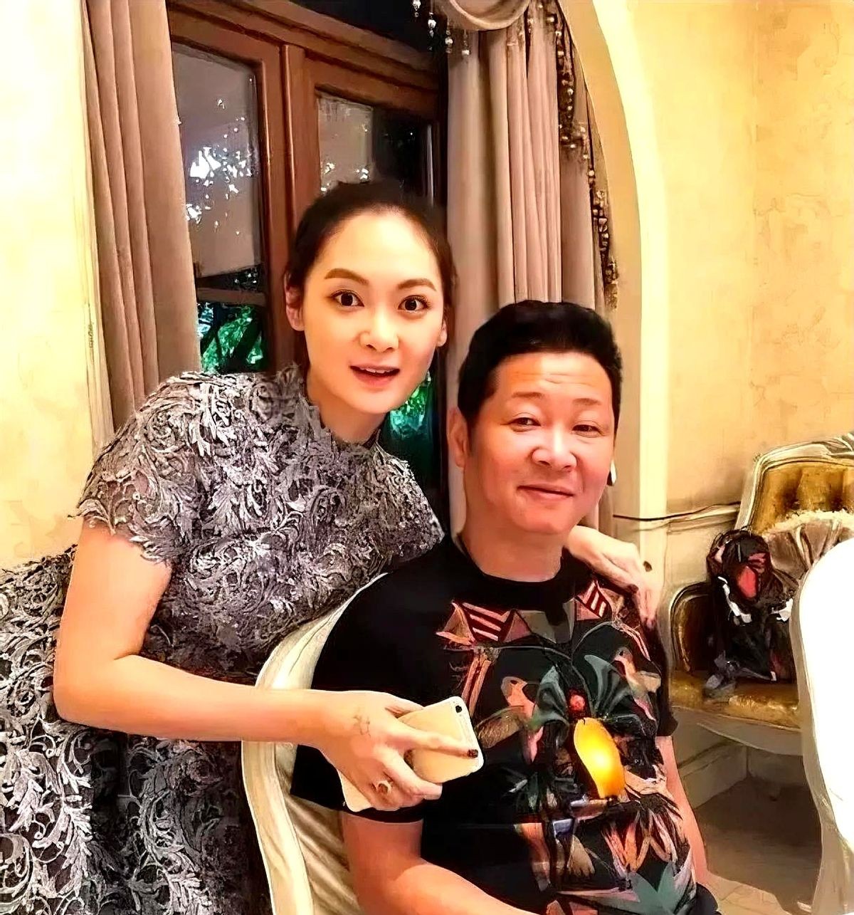 赵亮不再演戏了，因为汶川地震。

赵亮包下汶川一座山，山上养鸡，妻子胡敬觉得