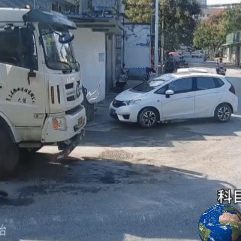 大妈迷操作，差点要了大爷命啊！这个位置挑的好，不仅凉快还热闹，司机大意没看到，大
