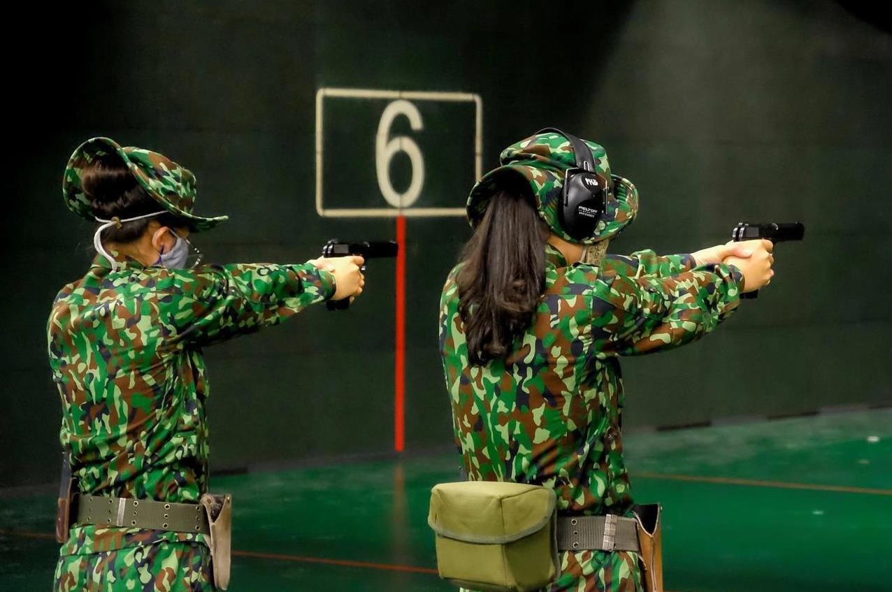 参加东盟射击比赛的越南国家射击队
队员用K14手枪打出了好成绩
