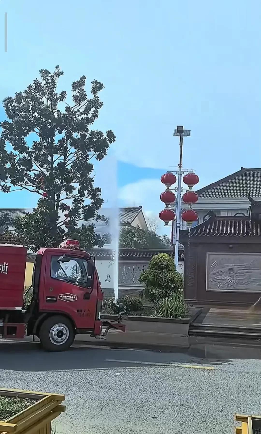 宿迁光明村对刘强东的家分外重视，脏了清洗院墙和门外面地面用消防车，洗这么干净是有