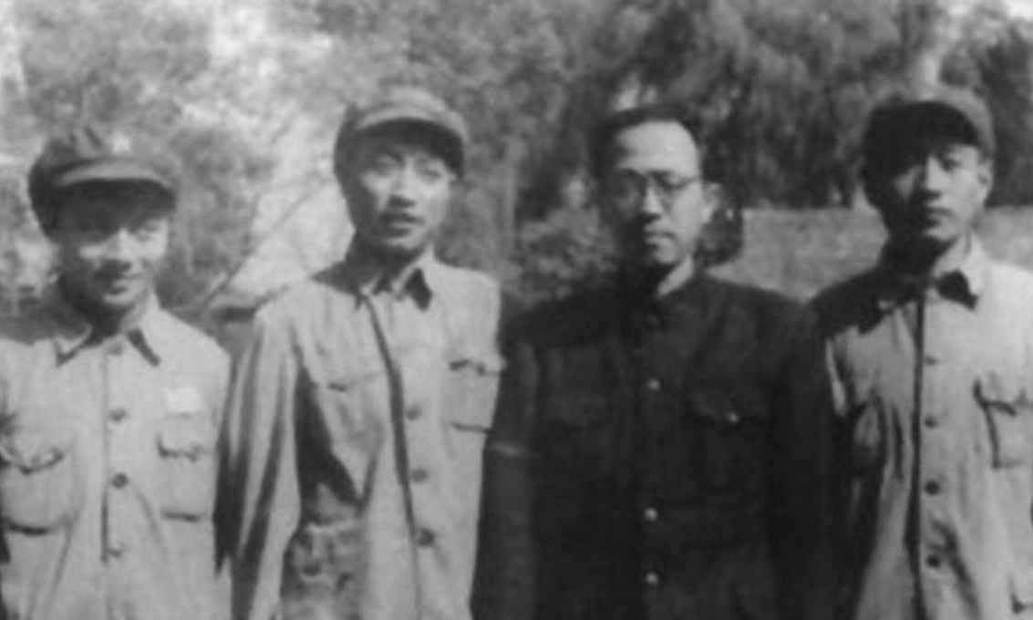 1980年，钟伟少将被平反后，找黄克诚要他的老房子，黄克诚大骂：我看你是越老越糊