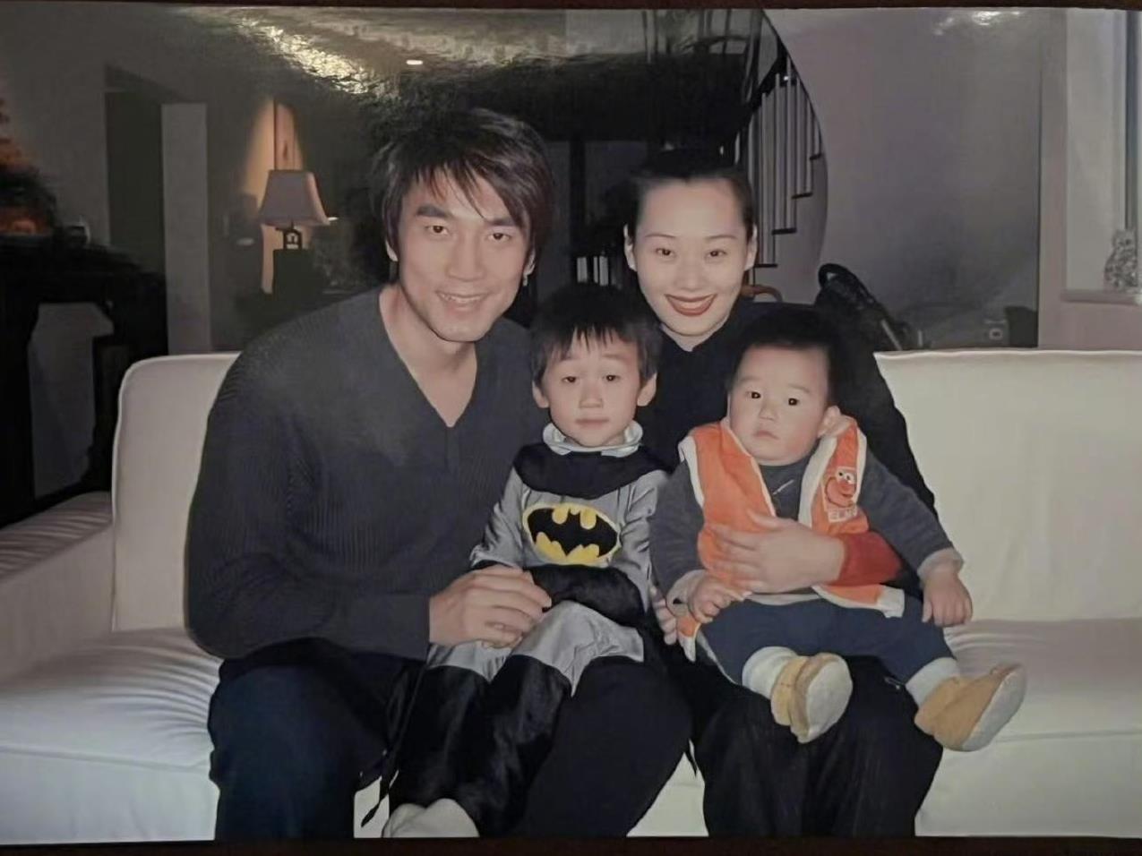 林依轮（轻轻握住妻子的手，眼神温柔）：
