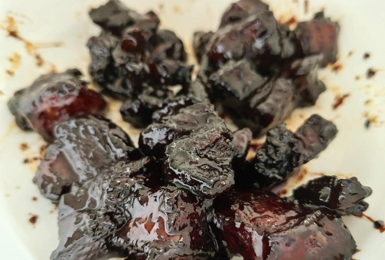 猜猜这是什么美食啊？大型翻车现场又来了！
这卖相实在太差了点，不过嘛，吃着味道还