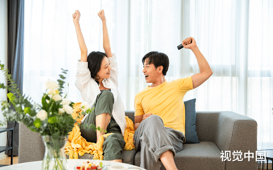 放烟花未婚夫帮女助理捂耳朵，我另嫁他人