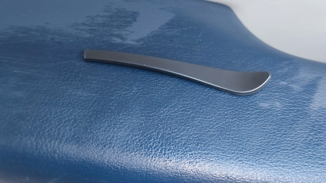 谁知道这个掉落配件是车里哪个部位
后背箱落实掉完了，开始车内掉配件了，有谁知道这