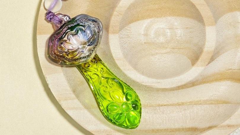 古法琉璃芙蓉如意吊坠，光与影的梦幻交织