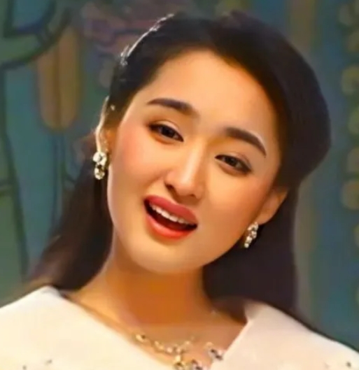 记者问杨钰莹：“你会埋怨他吗？因为他的生活连累了你。”杨钰莹赶紧打断：“没有任何