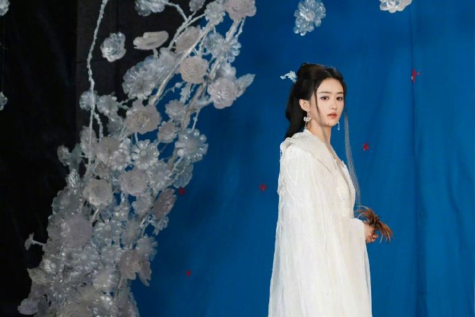 赵丽颖新年新头像换成了碎梦仙君背景，姐的美貌太美了～ ​​​