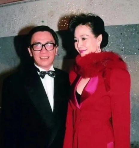 当年，黄霑追求林燕妮，林燕妮不屑地说:“我不与有家室的男人谈情说爱，” 黄霑马上