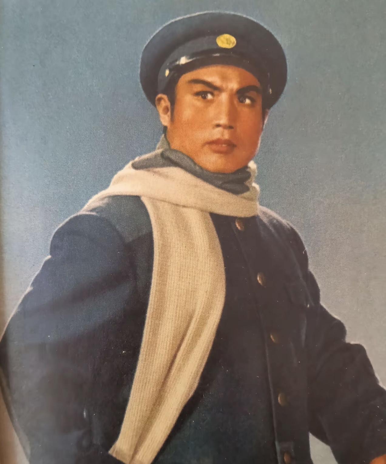 七律·抹不掉的记忆
当年形象刻心中，帽影围巾意自雄。
岁月难消英气在，时光未改热