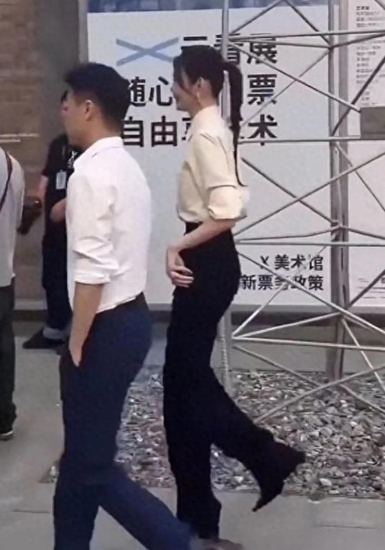 奚梦瑶何猷君活动撒狗粮 甜蜜互动爱意满满