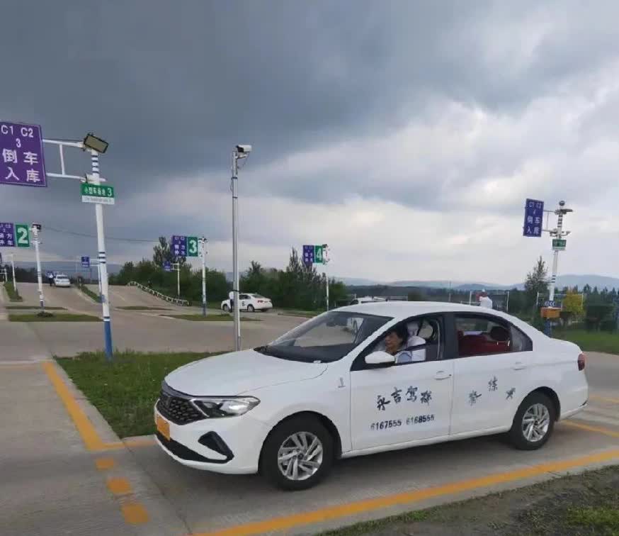 今天早上陪朋友去考科目二考试，

去的时候信心满满，她进去考试的时候我比她还