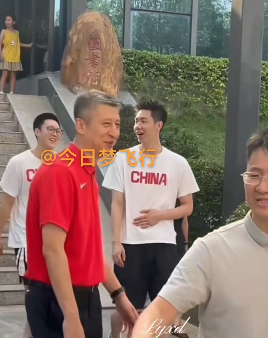 中国男篮主教练郭士强携胡明轩、朱俊龙走进广州校园！

正值开学季，今天下午国