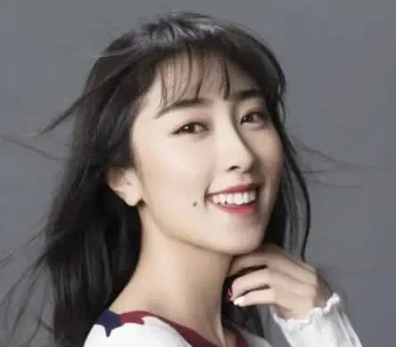 张小婉的家庭成员


父母

• 父亲：张小婉的父亲在她3岁时与母亲离