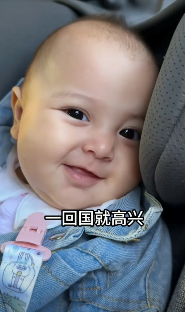 意大利网红老富带着外孙女小面包一家回中国了！老富很开心，他早就想到中国来了，小外