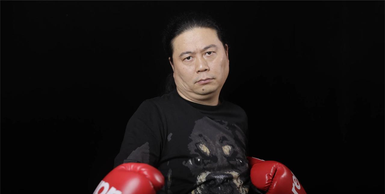 家人们，瓜来了！知名编剧汪海林又爆猛料，说有男明星被富婆包养 。他在节目里讲的时