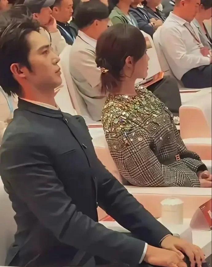 这样坐着不累吗？还是怎么舒服怎么来吧！ ​​​