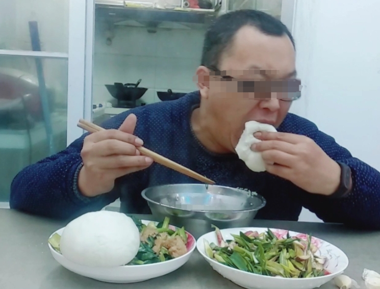 上海，潘先生在家吃馒头时突然倒地，急救显示心跳停、口腔有馒头，死亡证明写“猝死”