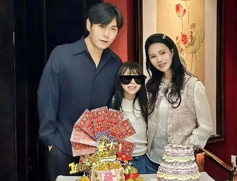 伊能静在直播中坦言，秦昊因繁忙的演艺事业常年在外，夫妻俩聚少离多，这段婚姻是否依