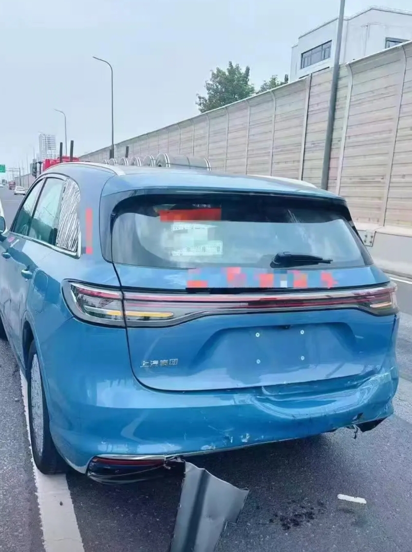尚界H5首撞？这战绩如何？感觉这妥妥的公路小坦克，遗传了鸿蒙智行安全的基因，。尚