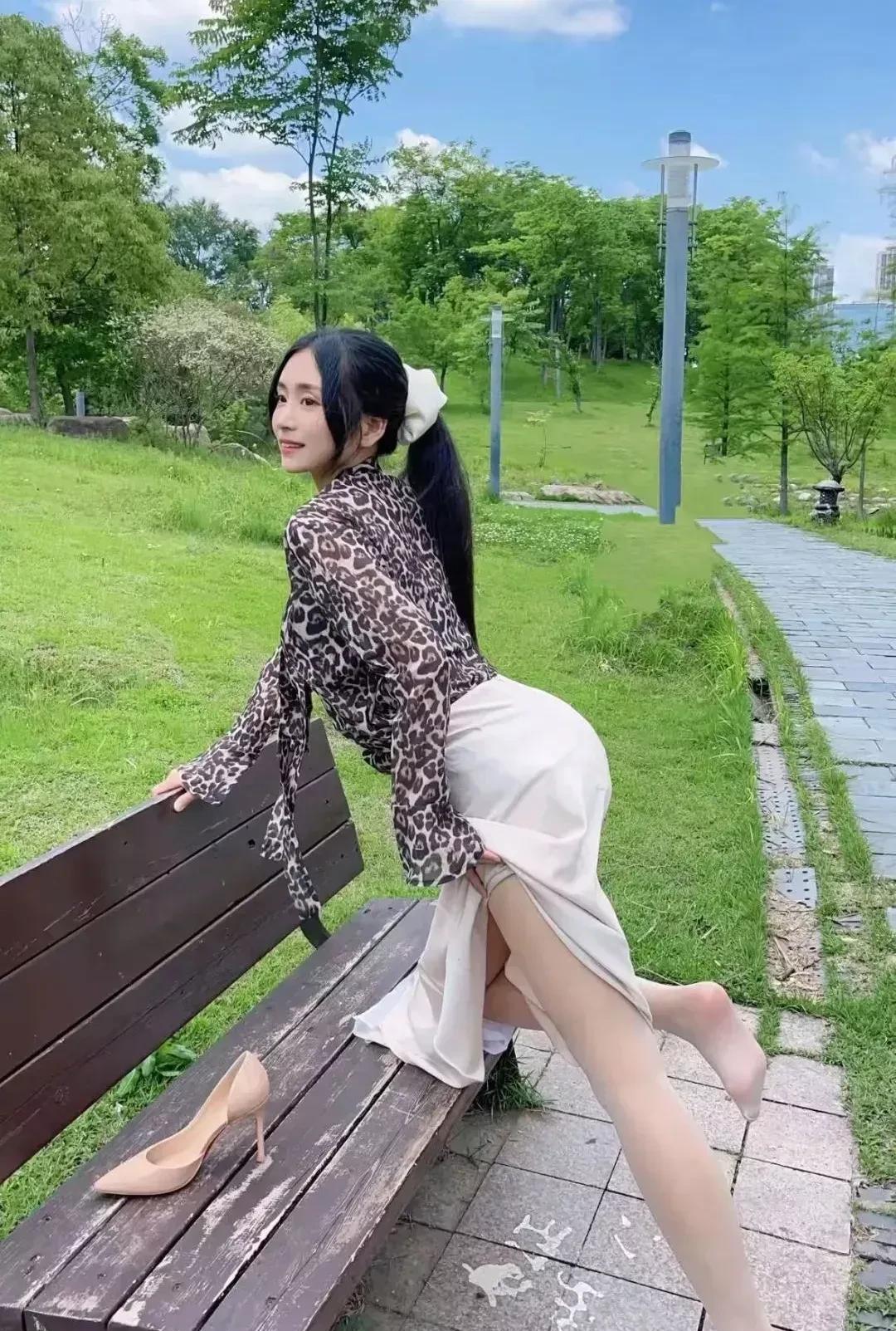 这位女生
是上半年公司销售冠军
勤勤恳恳
付出了巨大艰辛
获此殊荣
可谓实至名归